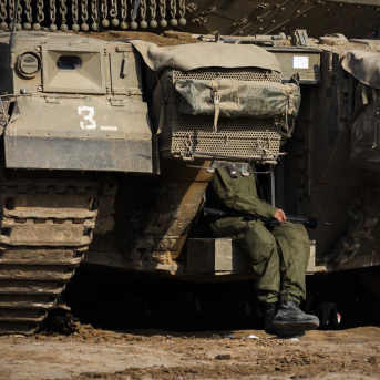 Un soldado del Ejército de Israel en un carro de combate cerca de la Franja de Gaza (archivo) Ilia Yefimovich/dpa