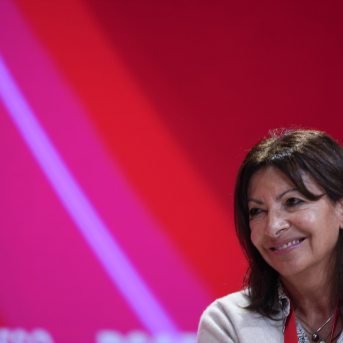 La alcaldesa de París, Anne Hidalgo, interviene en el ágora 'Adelantando por la Paz' dentro del Congreso Federal del PSOE, a 30 de noviembre de 2024 en Sevilla (Andalucía, España) | Joaquín Corchero