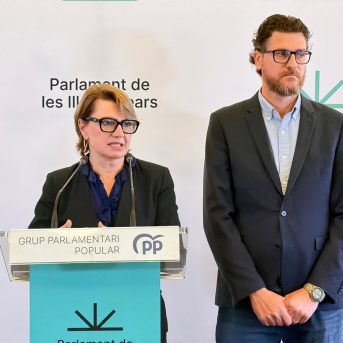 Los portavoces del PP en el Parlament, Marga Durán y Sebastià Sagreras, en rueda de prensa PP