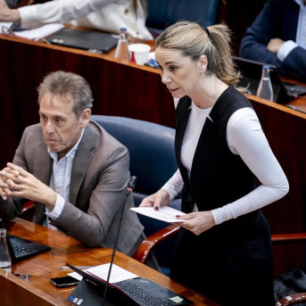 La portavoz del PSOE en la Asamblea, Mar Espinar (d), durante una sesión plenaria en la Asamblea de Madrid A. Pérez Meca - Europa Press