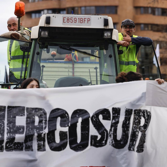 Varias personas durante la tractorada en protesta contra el acuerdo UE-Mercosur, a 26 de enero de 2026, en Valencia, Comunidad Valenciana (España).  Rober Solsona - Europa Press