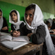 Niñas afganas en clase en la capital de Afganistán, Kabul, en una fotografía de archivo antes de la prohibición impuesta por los talibán a la educación a partir de sexto curso Oliver Weiken/dpa