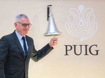 Marc Puig toca la campana en la salida a bolsa de la compañia Puig. LORENA SOPENA