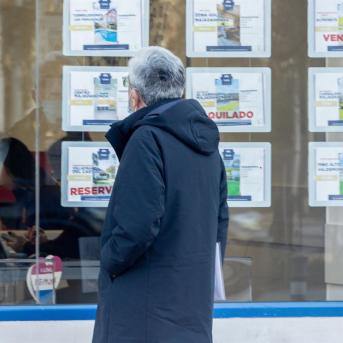 Un hombre observa los anuncios de una inmobiliaria Ricardo Rubio - Europa Press Un hombre observa los anuncios de una inmobiliaria Ricardo Rubio - Europa Press