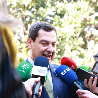 El presidente de la Junta de Andalucía, Juanma Moreno, atiende a los medios en el Parlamento de Andalucía, en una imagen de archivo. Rocío Ruz - Europa Press
