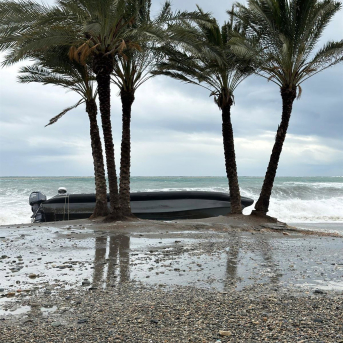 Narcolancha varada en Almuñécar (Granada) por el temporal. AYUNTAMIENTO DE ALMUÑÉCAR Narcolancha varada en Almuñécar (Granada) por el temporal. AYUNTAMIENTO DE ALMUÑÉCAR