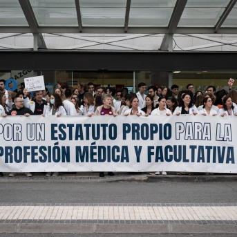 Varias personas durante una concentración, frente al Hospital Universitario Puerta del Hierro, a 20 de marzo de 2026, en Madrid (España). Diego Radamés - Europa Press