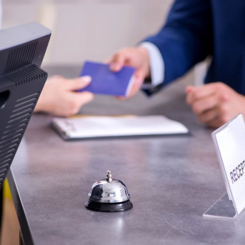 Recepción de un hotel, en una imagen de archivo. HOSBEC Recepción de un hotel, en una imagen de archivo. HOSBEC