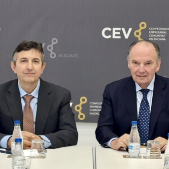 Los empresarios reclaman consenso para el decreto contra la hiperregulación y frenar la fuga de inversiones a otras autonomías Los empresarios reclaman consenso para el decreto contra la hiperregulación y frenar la fuga de inversiones a otras autonomías