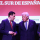 El presidente de la Junta de Andalucía, Juanma Moreno (i), y el expresidente del Gobierno Felipe González (d), conversan durante la jornada de Cesur. A 20 de marzo de 2025, en Sevilla (Foto de archivo). Rocío Ruz - Europa Press