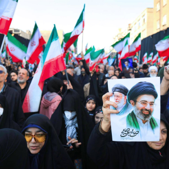 Manifestantes ondean banderas nacionales iraníes mientras se reúnen en una concentración en apoyo al nuevo Líder Supremo en la plaza Enghelab, en el centro de Teherán.   Iranian Supreme Leader's Office/ DPA