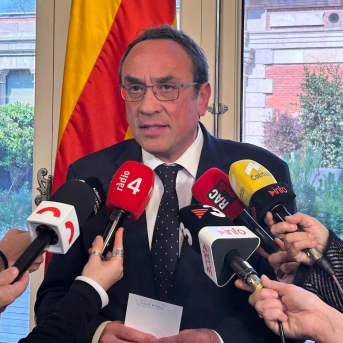 El Parlament impugna la sentencia del TSJC que tumba el requisito del B2 de catalán para los chóferes El Parlament impugna la sentencia del TSJC que tumba el requisito del B2 de catalán para los chóferes