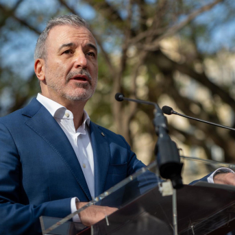 El alcalde de Barcelona, Jaume Collboni, durante el acto de colocación del brazo superior de la cruz de la torre de Jesucristo, a 20 de febrero de 2026, en Barcelona, Catalunya (España).  Lorena Sopêna - Europa Press