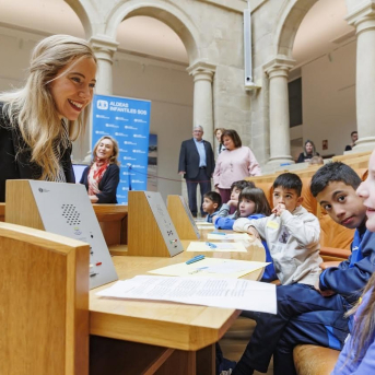 La presidenta del Parlamento reclama educar a la infancia para que la tecnología sea aliada y no amenaza