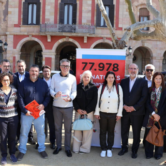 La concertada entrega en el Parlament 77.978 firmas para entrar en la ley del 6% del PIB en educación