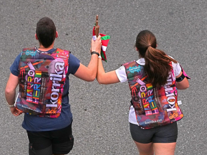 Varios atletas durante el inicio de la Korrika, en la Plaza de San Juan, a 14 de marzo de 2024, en Irun Unanue - Europa Press