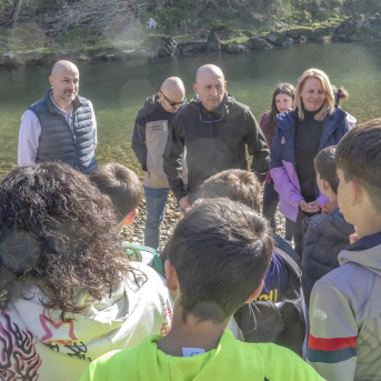 Escolares de Cuevas del Castillo participan en la suelta de 4.000 alevines de trucha en el río Pas