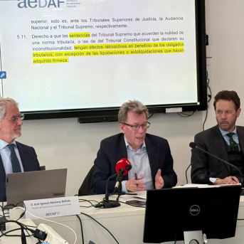 José Ignacio Alemany, miembro del Consejo Asesor Institucional de AEDAF; Daniel Gómez-Olano González, coordinador del Consejo Asesor Institucional de AEDAF y Juan Manuel Herrero de Egaña, vocal del Gabinete de Estudios y Relaciones Institucionales. AEDAF