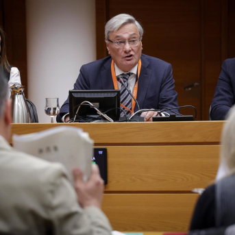 Los economistas valencianos plantean un observatorio para medir la simplificación de los trámites administrativos Los economistas valencianos plantean un observatorio para medir la simplificación de los trámites administrativos