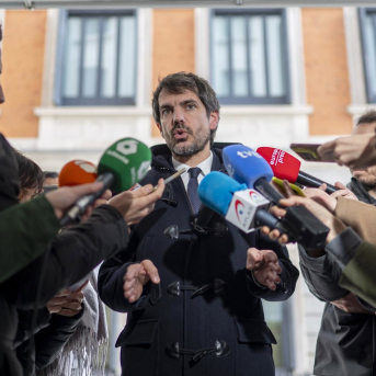 El ministro de Cultura, Ernest Urtasun, ofrece declaraciones a los medios, en el Congreso de los Diputados, a 28 de enero de 2025, en Madrid (España).  Alberto Ortega - Europa Press