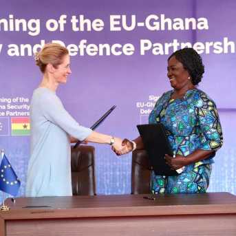 La Alta Representante de la Unión Europea para Política Exterior, Kaja Kallas, estrecha la mano de la vicepresidenta de Ghana, Opoku-Agyemang, en Accra (Ghana) EEAS La Alta Representante de la Unión Europea para Política Exterior, Kaja Kallas, estrecha la mano de la vicepresidenta de Ghana, Opoku-Agyemang, en Accra (Ghana) EEAS