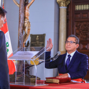 El presidente peruano José María Balcázar Zelada juramenta a Waldir Eloy Ayasta Mechán como ministro de Energía y Minas. GOBIERNO DE PERÚ El presidente peruano José María Balcázar Zelada juramenta a Waldir Eloy Ayasta Mechán como ministro de Energía y Minas. GOBIERNO DE PERÚ