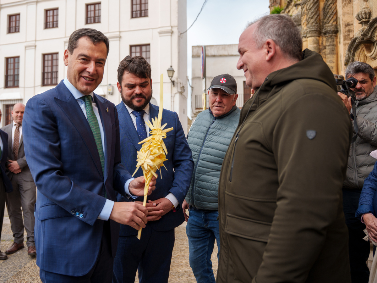 EuropaPress 7382464 presidente junta andalucia juanma moreno 1i junto alcalde arcos frontera