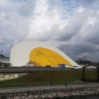 Gutiérrez respalda el convenio para gestionar el aparcamiento del Centro Niemeyer