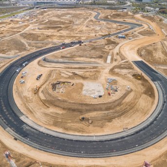 Asfaltado de la curva peraltada 'La Monumental' del circuito de Madring. EIFFAGE CONSTRUCCIÓN