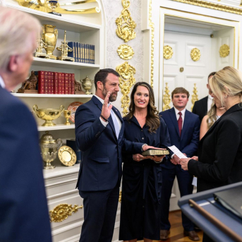 En el centro de la imagen, Markwayne Mullin, presta juramento al cargo como nuevo secretario de Seguridad Nacional, en presencia del presidente de EEUU, Donald Trump CASA BLANCA, EN X