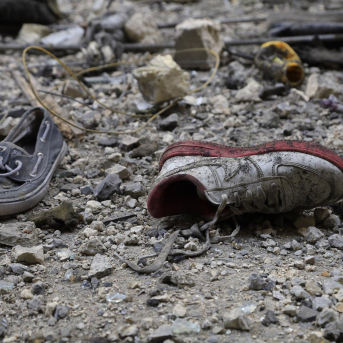 Calzado tirado en la calle tras un bombardeo israelí contra una vivienda en el distrito de Sidón, en el sur de Líbano Europa Press/Contacto/Abdul Kader Al Bay Calzado tirado en la calle tras un bombardeo israelí contra una vivienda en el distrito de Sidón, en el sur de Líbano Europa Press/Contacto/Abdul Kader Al Bay