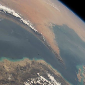 El estrecho de Ormuz, que une los golfos Pérsico y de Omán, con Irán en el margen izquierdo y la península Arábiga en el derecho -/Nasa/dpa