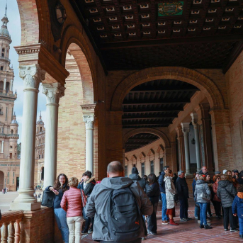 Turistas visitan la Plaza de España, en Sevilla (Andalucía, España). (Foto de archivo). Rocío Ruz - Europa Press
