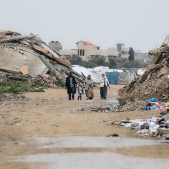 Palestinos entre edificios destruidos por los ataques de Israel contra el campamento de refugiados de Nuseirat, en el centro de la Franja de Gaza (archivo) Ramzi  Abu Amer/APA Images via Z / DPA