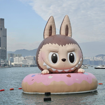 26 October 2025, China, Hong Kong: People taking photo with Labubu at the 2025 Hong Kong Water Parade at Victoria Harbor on October 26, 2025 in Hong Kong. Photo: Kobe Li, Staff/Nexpher via ZUMA Press Wire/dpa Kobe Li, Staff/Nexpher via ZUMA / DPA 26 October 2025, China, Hong Kong: People taking photo with Labubu at the 2025 Hong Kong Water Parade at Victoria Harbor on October 26, 2025 in Hong Kong. Photo: Kobe Li, Staff/Nexpher via ZUMA Press Wire/dpa Kobe Li, Staff/Nexpher via ZUMA / DPA