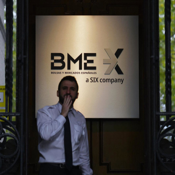 Un empleado en el Palacio de la Bolsa, en Madrid (España) Fernando Sánchez - Europa Press