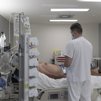 Un sanitario con un paciente Eduardo Parra - Europa Press