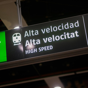 Un cartel indica la dirección de los trenes de alta velocidad en la estación de Barcelona-Sants, a 9 de marzo de 2025 Lorena Sopêna - Europa Press