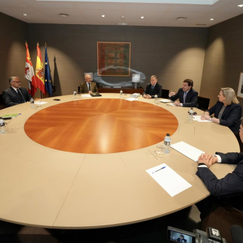 El presidenta del PPCyL, Alfonso Fernández Mañueco, y el presidente de VOX en Castilla y León, Carlos Pollán, durante una reunión, en las Cortes de Castilla y León, a 25 de marzo de 2026, en Valladolid. Photogenic/Claudia Alba - Europa Press