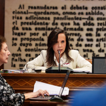 La presidenta del Redeia, Beatriz Corredor (i), comparece ante la Comisión de Investigación sobre el apagón, a 25 de marzo de 2026, en Madrid (España).  Matias Chiofalo - Europa Press