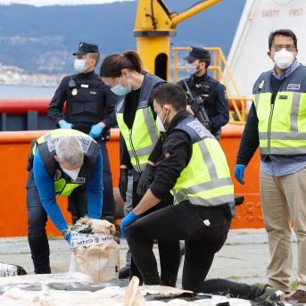 Descarga del alijo del MV Karar, que llegó al puerto de Vigo tras ser abordado en altamar con casi 4 toneladas de cocaína. Marta Vázquez Rodríguez - Europa Press Descarga del alijo del MV Karar, que llegó al puerto de Vigo tras ser abordado en altamar con casi 4 toneladas de cocaína. Marta Vázquez Rodríguez - Europa Press