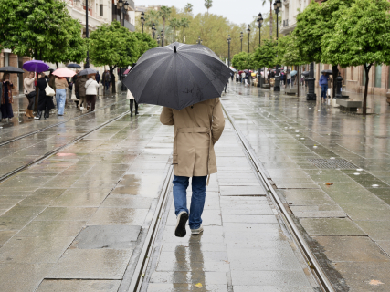La lluvia, protagonista en la entrada de la primavera en la capital andaluza | Europa Press