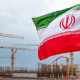 Una bandera de Irán frente a unas obras en la central nuclear de Bushehr (archivo) Europa Press/Contacto/Iranian Presidency