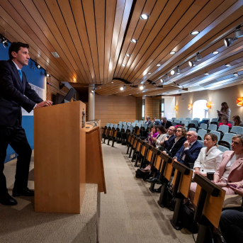 Noël dAnjou, consejero de Hacienda y Finanzas, junto a los diputados generales. JOSEFINA BLANCO/IREKIA