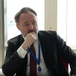 El Comisario Europeo de Energía y Vivienda, Dan Jorgensen, durante una entrevista con la European Newsroom (ENR) en Bruselas (Bélgica), el martes 18 de marzo de 2025. MIRKO PARADISO/EUROPEAN NEWSROOM