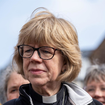 La arzobispa de Canterbury, Sarah Mullally, escucha un discurso fuera de la catedral de Canterbury después de terminar su peregrinación.   Europa Press/Contacto/Krisztian Elek