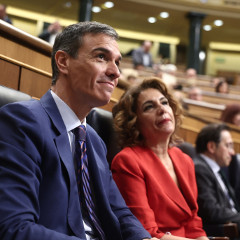 El presidente del Gobierno, Pedro Sánchez, y la vicepresidenta primera y ministra de Hacienda, María Jesús Montero | Eduardo Parra / Europa Press