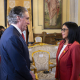 El secretario del Interior de EEUU, Doug Burgum, y la presidenta encargada de Venezuela, Delcy Rodríguez. Europa Press/Contacto/Andrew King/Interior Departm