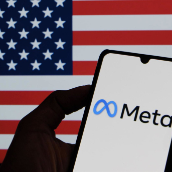 Un teléfono muestra el logotipo de Meta con la bandera de Estados Unidos de fondo Europa Press/Contacto/Algi Febri Sugita