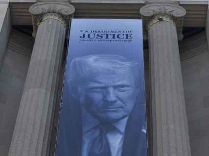 Una gran pancarta con la imagen del presidente de Estados Unidos, Donald Trump, y el lema "Hagamos que Estados Unidos vuelva a ser seguro" se exhibe en el exterior de la sede del Departamento de Justicia Europa Press/Contacto/Mehmet Eser